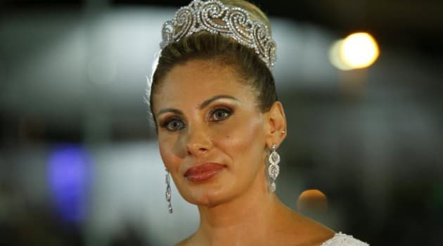 Longe do Carnaval, Ângela Bismarchi será batizada em rio e se arrepende de escrever livro pornô
