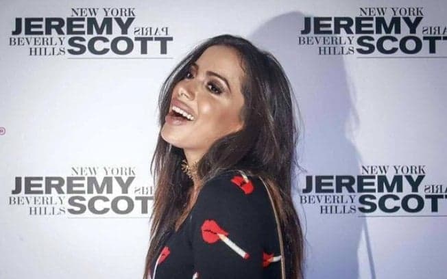 Em meio a polêmica com preenchimento, Anitta lançará batom