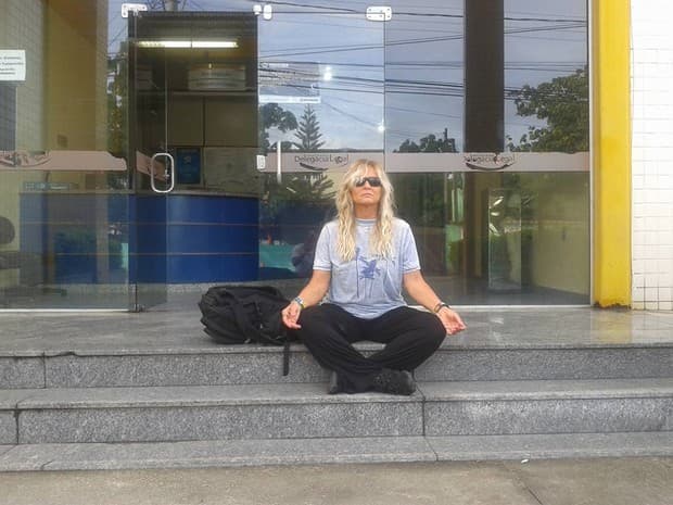 Mãe de Rian Brito, neto de Chico Anysio, medita em frente à delegacia