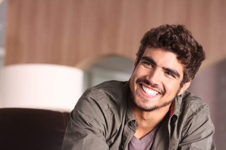 Após especulações, Caio Castro assume namoro na web