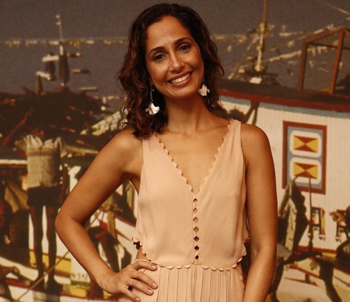 Camila Pitanga flagra Gabriel Leone e Giullia Buscacio dormindo nos bastidores de novela