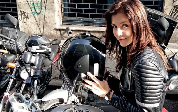 Série "A Garota da Moto" ganha data de estreia no SBT e deve substituir "Carrossel"