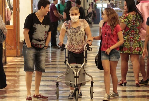 Careca, Claudia Rodrigues passeia em shopping com máscara e andador