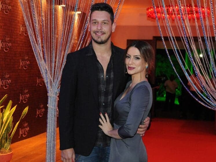 Cleo Pires é vista em jantar com o ex-marido, João Vicente de Castro
