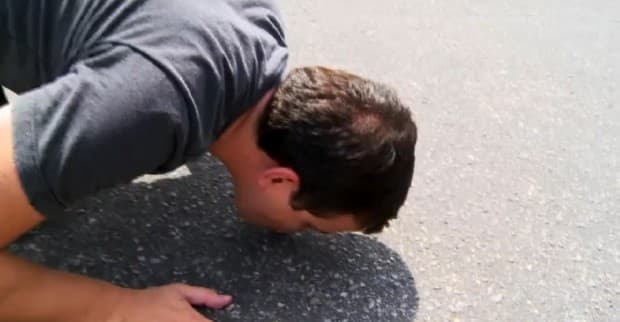 Rafael Cortez beija chão do estacionamento da Globo em estreia no "Vídeo Show"