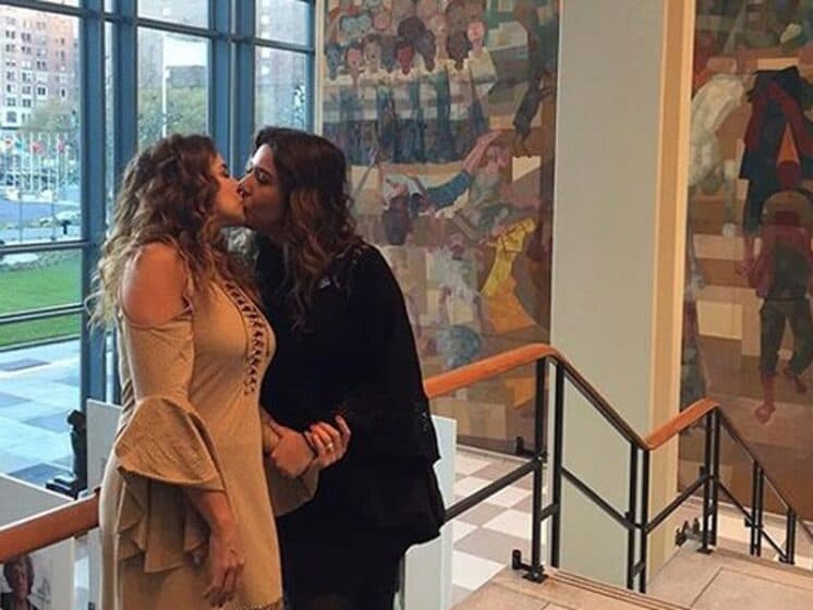Daniela Mercury posa beijando Malu Verçosa: "Livres e iguais"