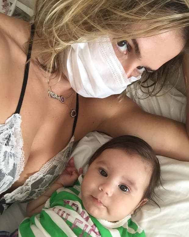Doente, Deborah Secco usa máscara para ficar ao lado da filha