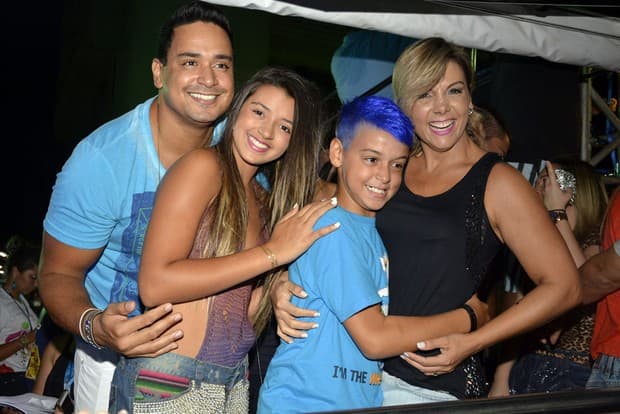 Carla Perez e família deixam o país