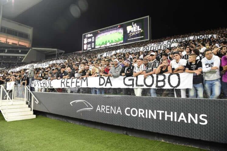 Galvão Bueno sai em defesa da Globo e faz desabafo contra torcida do Corinthians