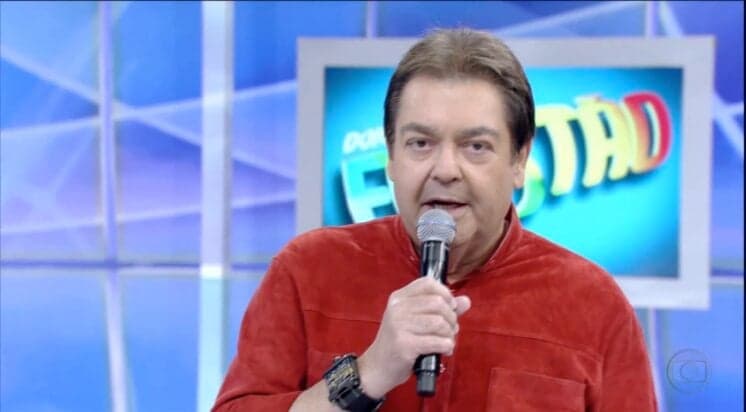 Faustão critica uniforme dos jornalistas da Globo