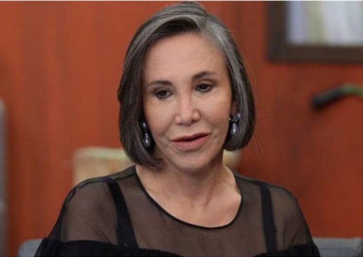 Com pele esticada, Dona Florinda tem dificuldade para fechar a boca