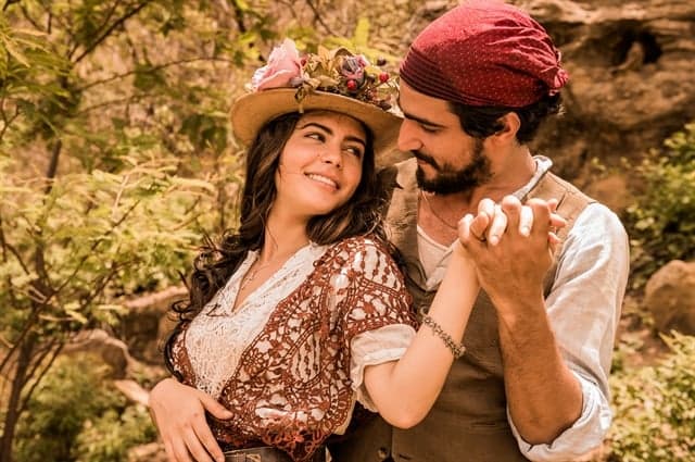 Mocinho de novela das nove desperta paixão da "irmã" e dribla rivalidade para viver história de amor