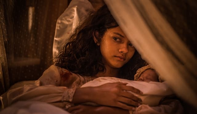 "Velho Chico": Leonor dá à luz Maria Tereza e Encarnação fala mal dela
