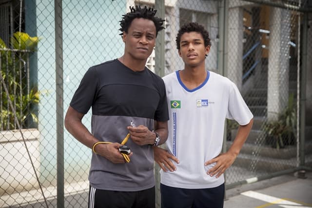 Atores de "Totalmente Demais" gravam cena de acidente trágico