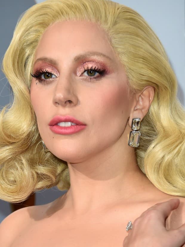 Lady Gaga ostenta jóias que custam R$ 32 milhões no Oscar