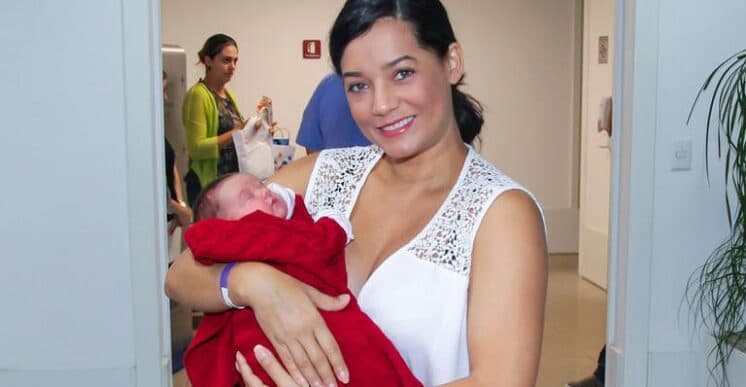 Após gravidez, Mônica Carvalho exibe boa forma e diz quantos quilos já perdeu