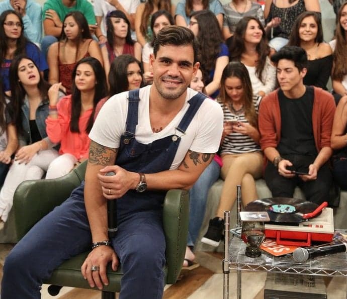 Juliano Cazarré tira a roupa e fica completamente nu em programa de TV