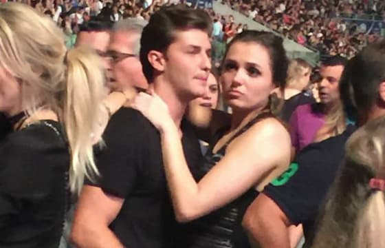 Monica Iozzi e Klebber Toledo são flagrados coladinhos em show do Maroon 5