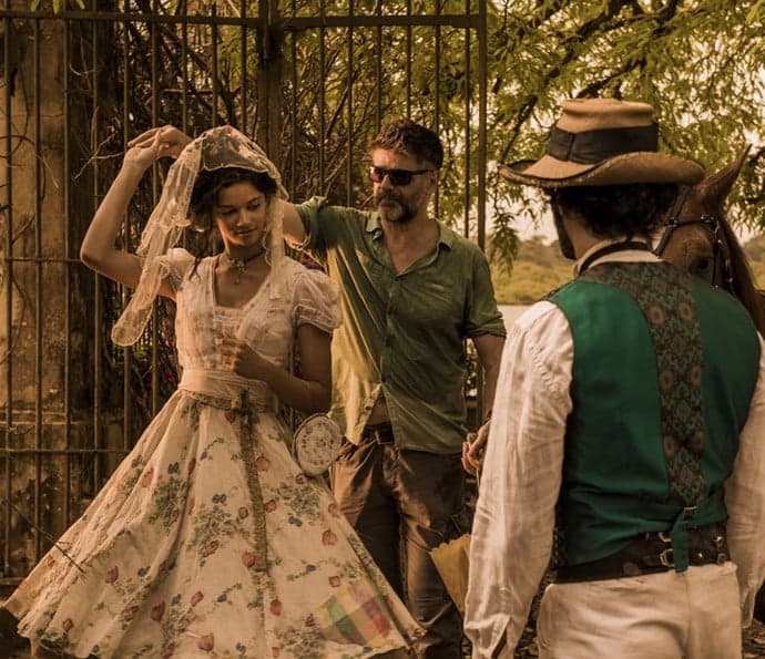 "É estranho se assistir", diz Marina Nery sobre sua personagem em "Velho Chico"