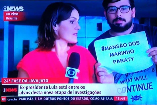 Ao vivo, homem invade link da Globo com cartaz