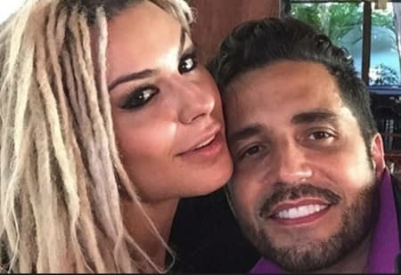 Latino posa com Fernanda Lacerda e garante: “Não é minha namorada”