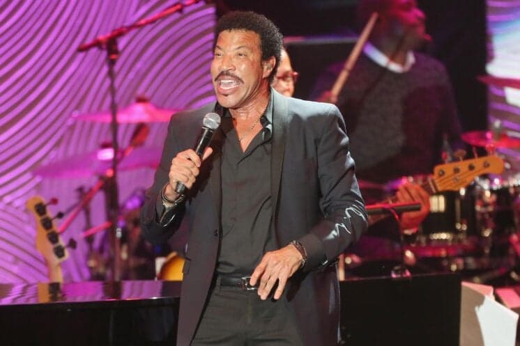 Cantor Lionel Richie grava entrevista e pocket show para o "Fantástico"