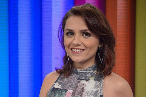 Monica Iozzi recebe roteiros da série "Vade-Retro"