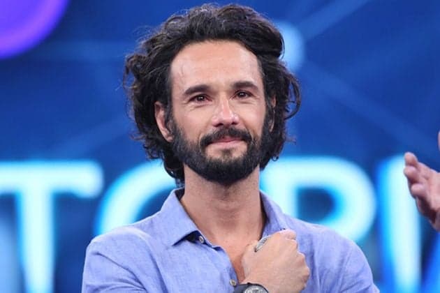 Rodrigo Santoro chora no palco do ‘Domingão do Faustão’