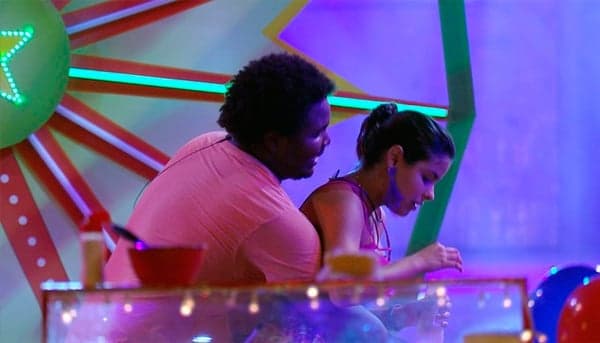 BBB16: Ronan agarra Munik por trás, mas leva fora e faz desabafo