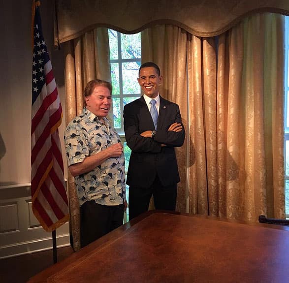Silvio Santos chama atenção ao posar com Barack Obama