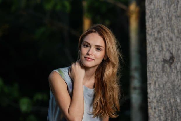 Isabelle Drummond choca ao aparecer de look de praia e cabelo cacheado