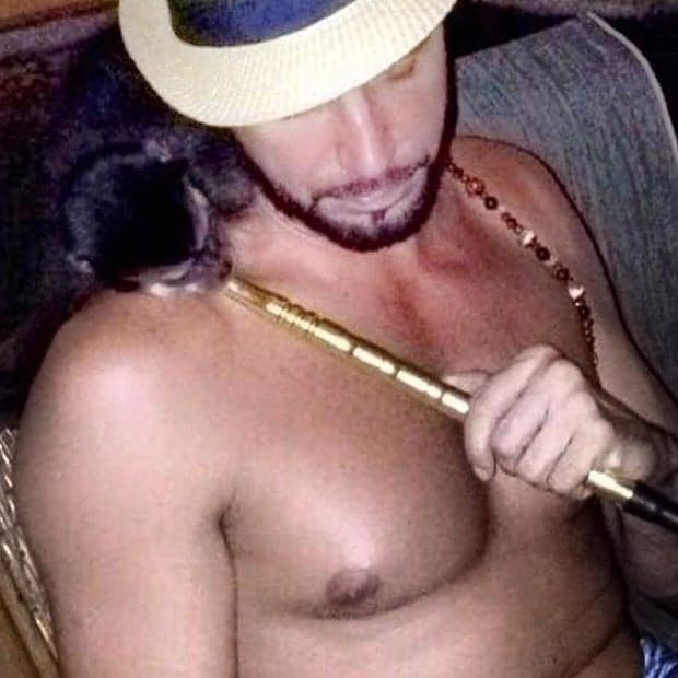 Ibama decide responsabilizar Latino por foto do macaco fumando