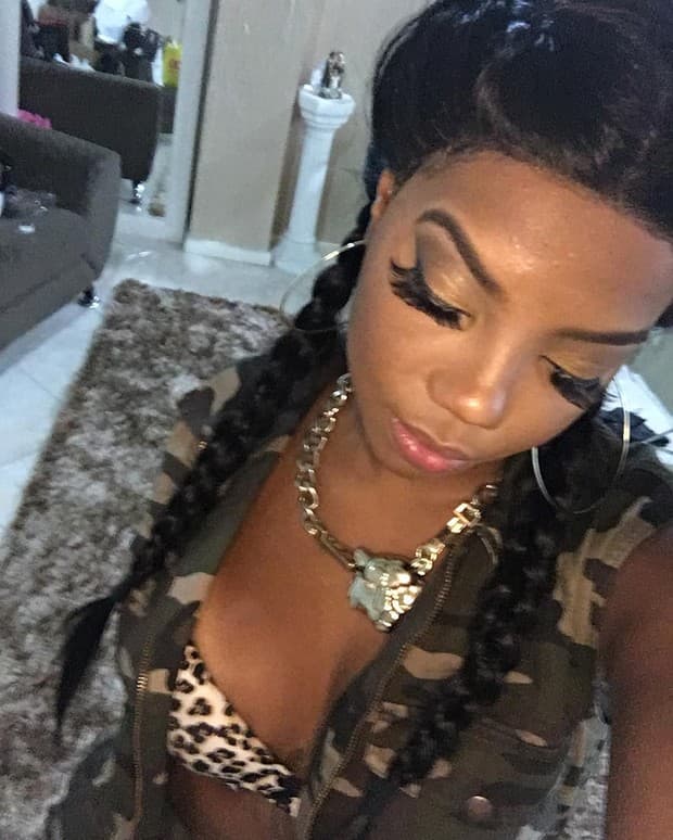 Ludmilla posta foto e deixa sutiã à mostra