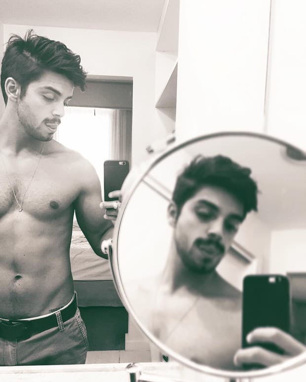 Rodrigo Simas faz charme ao postar foto sem camisa; ator enlouquece fãs