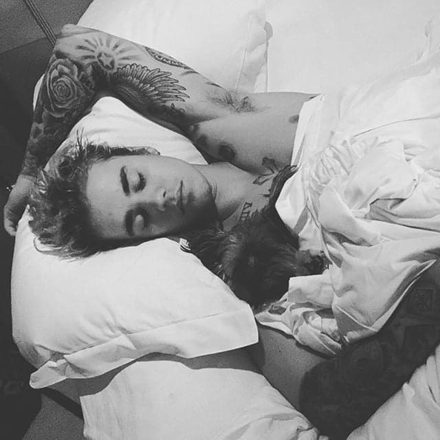 Justin Bieber publica foto dormindo e causa polêmica; saiba o motivo