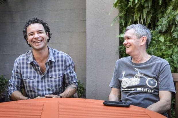 Marco Luque comemora contrato com a Globo e diz que não tira o crachá