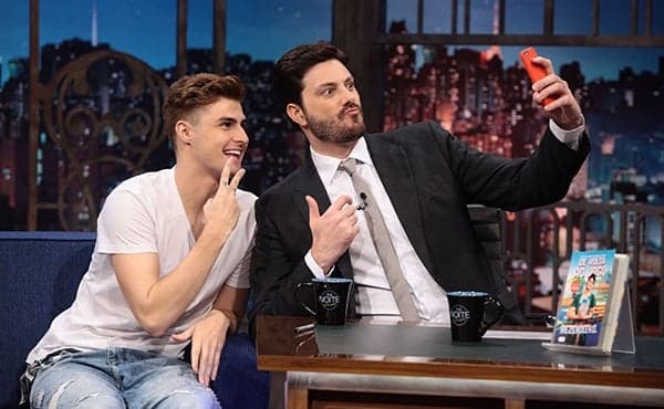 "The Noite" vence a Globo e deixa SBT na liderança; confira os consolidados da sexta-feira (22/04/16)