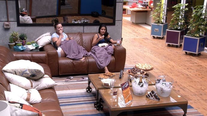 "BBB 16": Cacau e Munik acompanham final do "The Voice Kids"