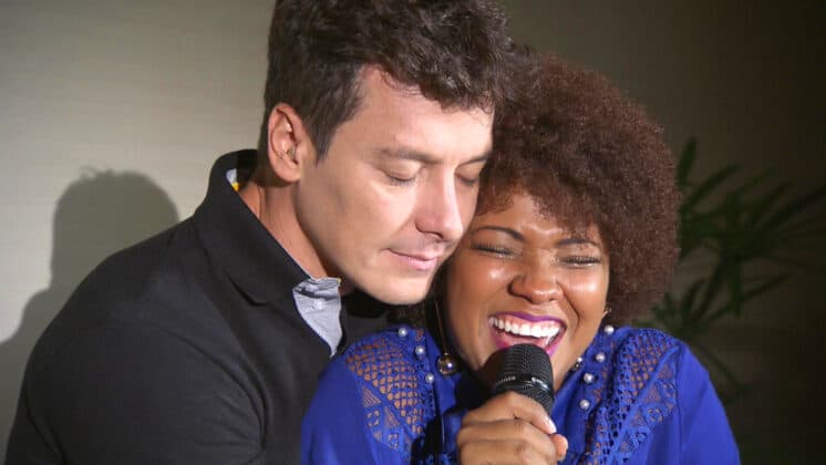 Rodrigo Faro apresenta “Whitney Houston brasileira” e emociona plateia da Hora do Faro deste domingo (10/04)