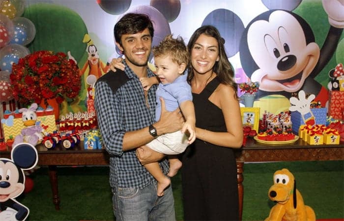 Felipe Simas e Mariana Uhlmann organizam festa inspirada na Disney para o filho