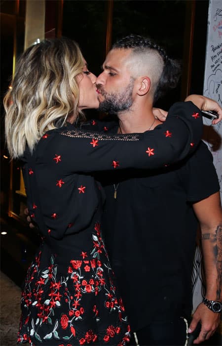 Em aniversário, Bruno Gagliasso ganha beijão de Ewbank