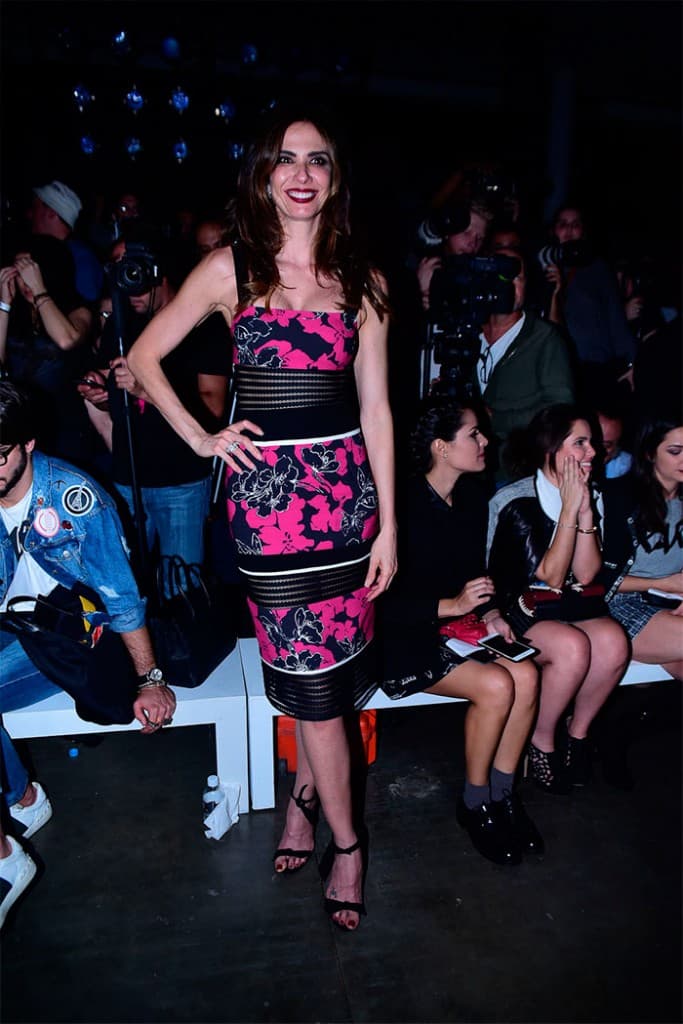 Luciana Gimenez aparece com vestido justo no SPFW