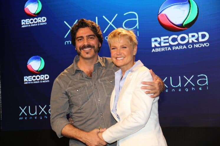 Em aniversário, Xuxa ganha declaração de amor de Junno Andrade