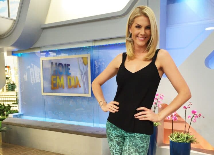 Ana Hickmann é surpreendida pela produção do "Hoje em Dia" e agradece apoio