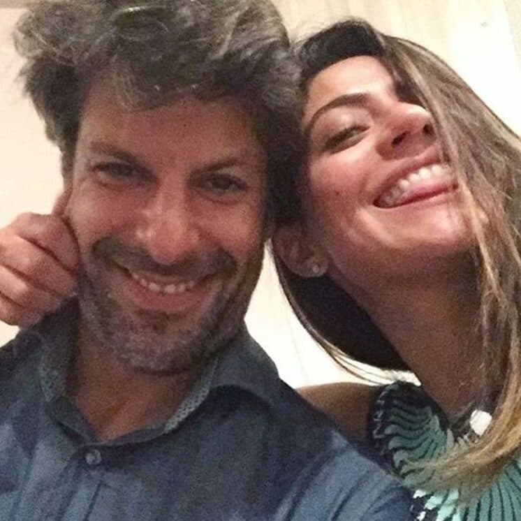 Apaixonada, Carol Castro posa com novo namorado: “Meu amor”