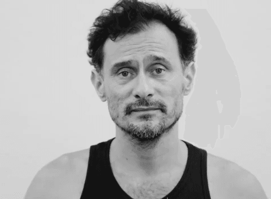 Ator revela inspiração e medo ao aceitar papel em nova série da Netflix