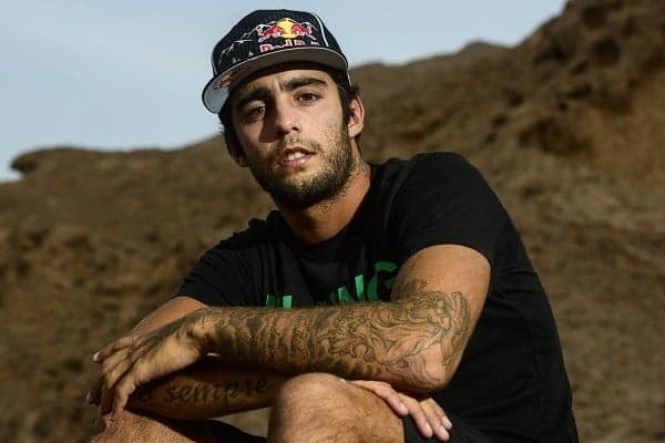 Recém-separado, Pedro Scooby deixa balada acompanhado de moça