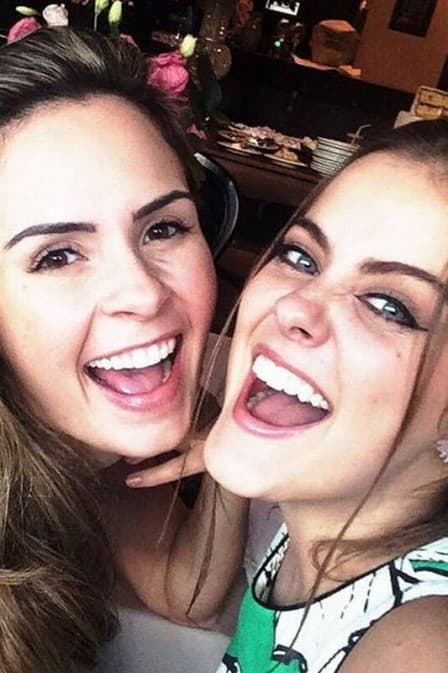 Sobrinha de Ana Paula Renault faz sucesso como cantora na web