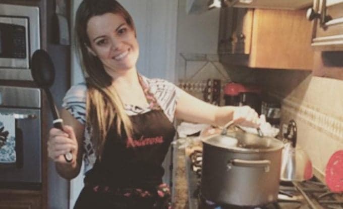 Cantora Ana Paula Valadão posta foto de avental e causa polêmica nas redes sociais