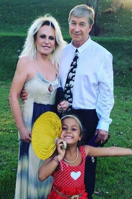 Após boatos de separação, Ana Maria Braga posa abraçada ao namorado